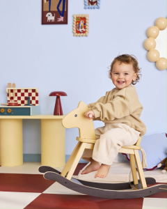 Drewniany koń na biegunach w kolorze miodowo żółtym dla dziecka. KID’S CONCEPT koń na biegunach honey yellow