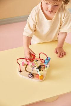 Drewniana pętla manipulacyjna dla dziecka z kolorowymi elementami w kształcie słodyczy. KID’S CONCEPT pętla drewniana szwedzkie słodycze
