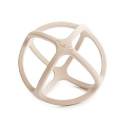 Beżowy silikonowy gryzak w kształcie ażurowej kuli dla niemowlaka. Mushie Gryzak silikonowy 3D Ball Shifting Sand