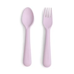 Fioletowe sztućce dla dziecka łyżka i widelec z tworzywa sztucznego. Mushie Sztućce dla dzieci łyżka i widelec Soft Lilac