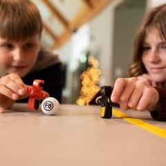 Zestaw piłkarzyków dla dwóch graczy z figurkami i piłką na stole. Fat Brain Toy Co. Piłkarzyki Foosbots Zestaw dla Dwóch Graczy