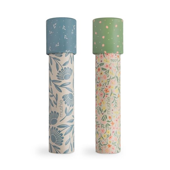 Dwa cylindryczne pojemniki z pastelowym kwiatowym wzorem i kropkowanymi wieczkami, jeden niebieski drugi zielony. Mushie Kalejdoskop 2szt. Pastel Blooms / Blue Flowers 2 szt