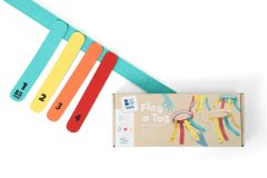 Gra sportowa z kolorowymi ogonkami i kartonowym pudełkiem. BS Toys Gra sportowa Goń ogonki