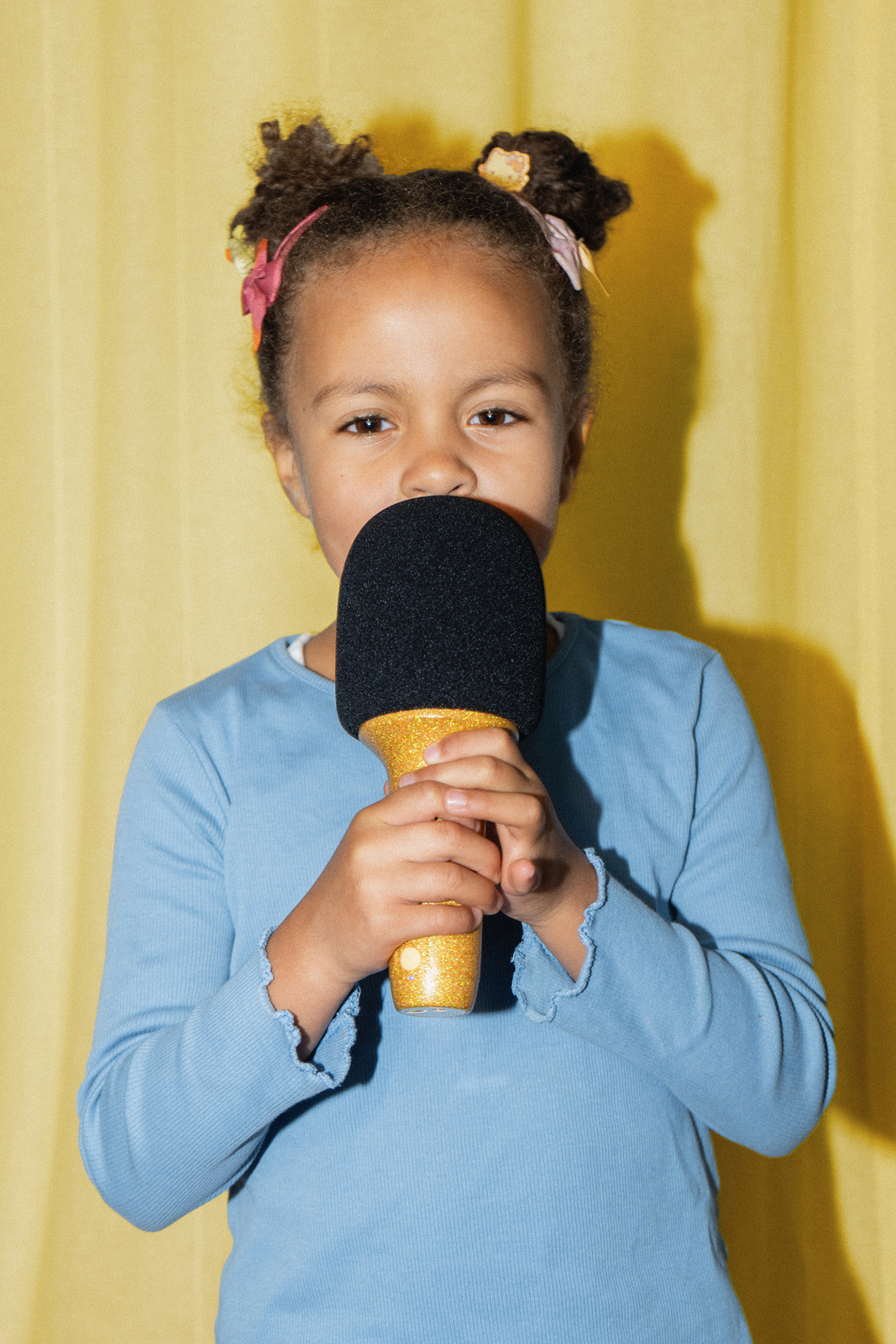 Złoty mikrofon karaoke z czarną gąbką dla dziecka. Lalarma Mikrofon Karaoke Glitter Groove Złoty