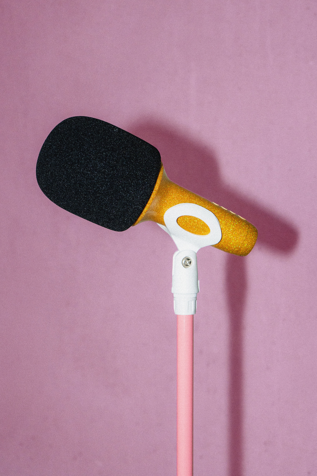 Złoty mikrofon karaoke z czarną gąbką i różowym uchwytem. Lalarma Mikrofon Karaoke Glitter Groove Złoty