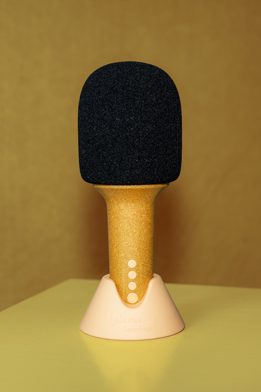 Złoty mikrofon karaoke z czarną główką i stojakiem dla dziecka. Lalarma Mikrofon Karaoke Glitter Groove Złoty