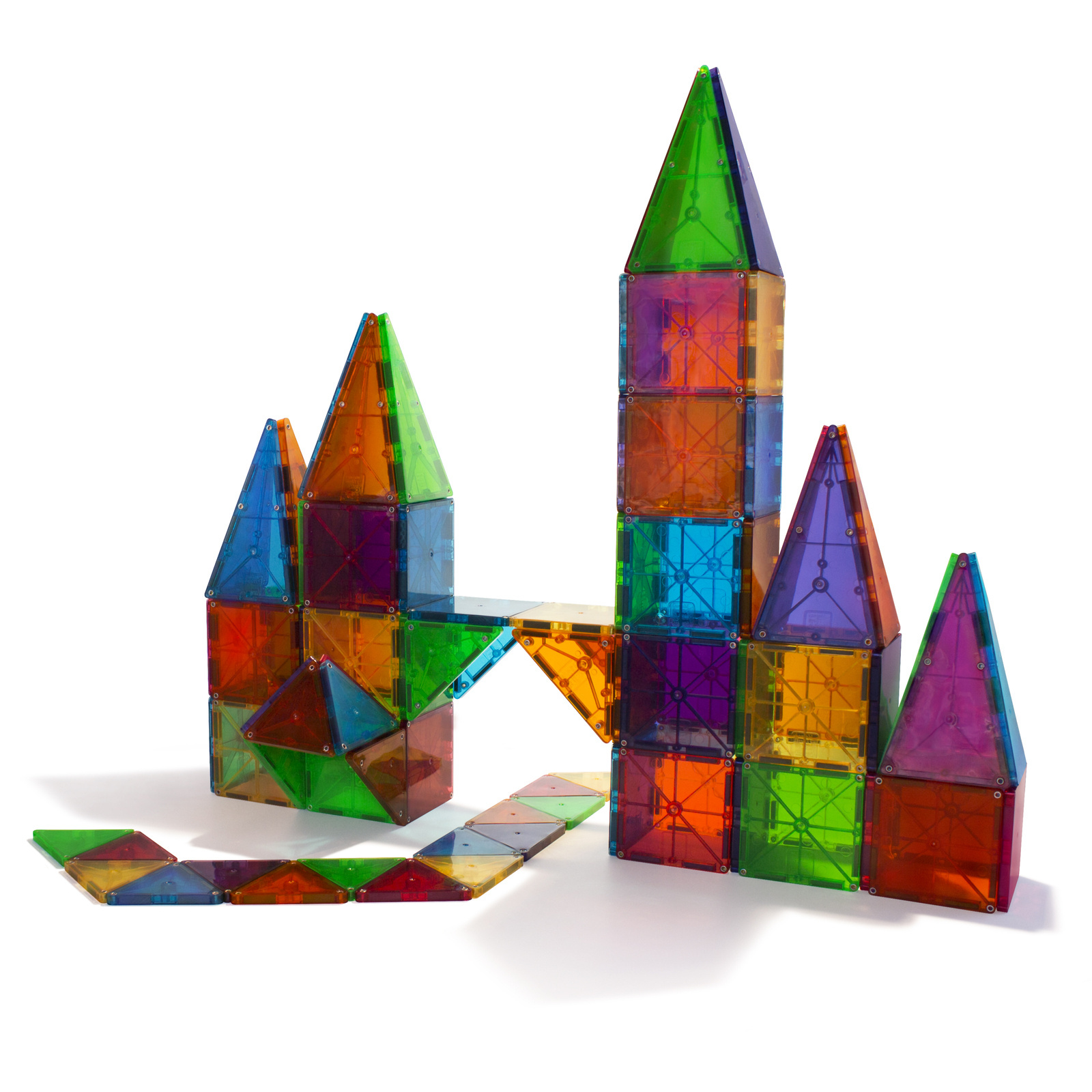 Kolorowe magnetyczne klocki geometryczne z przezroczystego plastiku ułożone w wieże i mostek. Magna-Tiles Klocki Magnetyczne Classic 100el