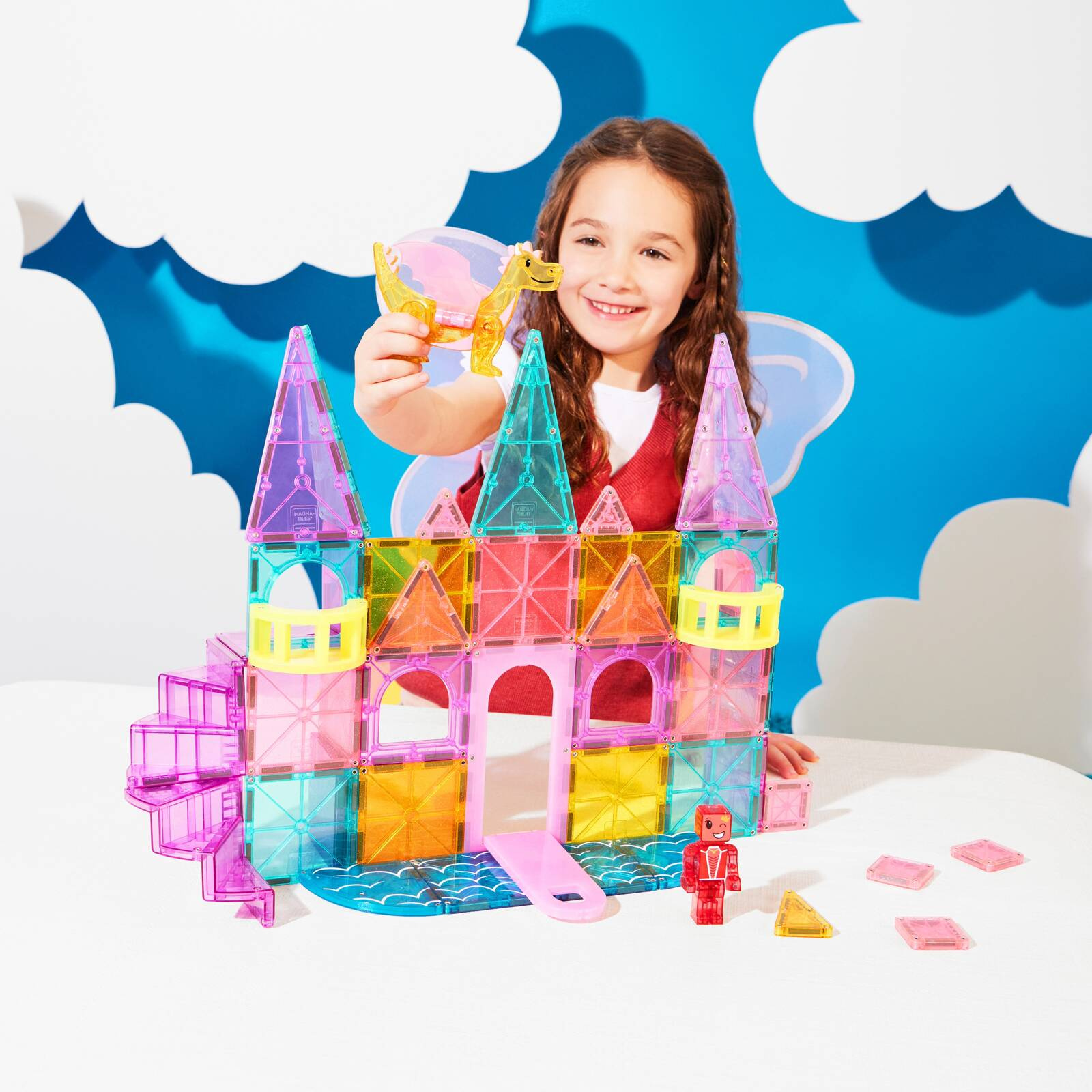 Kolorowy zamek z klocków magnetycznych z wieżyczkami i figurkami dla dziecka. Magna-Tiles Klocki Magnetyczne Zamek DLX 48el