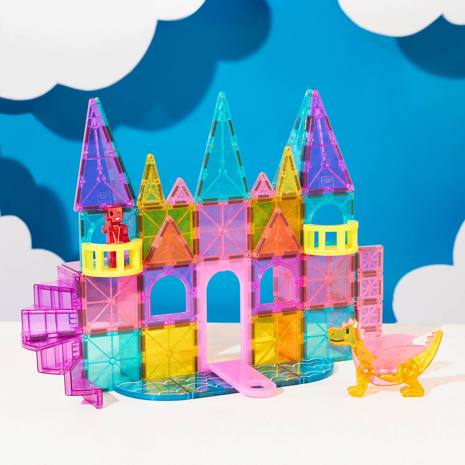 Kolorowy zamek z klocków magnetycznych z wieżyczkami i figurką konia dla dziecka. Magna-Tiles Klocki Magnetyczne Zamek DLX 48el