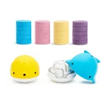 Kolorowe zabawki do kąpieli dla dzieci w kształcie walców i zwierzątek w kolorach niebieskim różowym żółtym i fioletowym. munchkin Color Buddies Zabawki i kolorowe pastylki do kąpieli