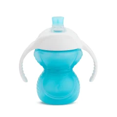 Niebieski kubek treningowy dla dziecka z uchwytami i ustnikiem. munchkin Kubek treningowy z ustnikiem odpornym na gryzienie niebieski 237 ml