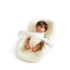 Fotelik samochodowy dla lalki w kremowym kolorze z białą rączką i lalką w środku. Tiny Harlow fotelik samochodowy dla lalki Sheep