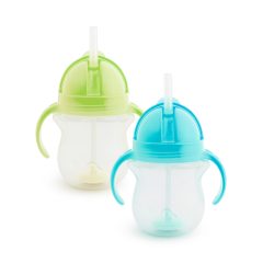 Dwa kubki niekapki ze słomką w kolorze niebieskim i zielonym z uchwytami. munchkin Zestaw Kubek niekapek ze słomką niebieski/zielony 207ml 2szt