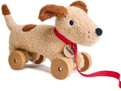 Pluszowy piesek na drewnianych kółkach do ciągnięcia, brązowy z czerwoną obrożą i sznurkiem. ThreadBear Design Piesek na kółkach do ciągnięcia Dudley