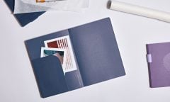 Granatowy notatnik z otwartą okładką i kieszenią na dokumenty. Nuuna Notatnik Workbook XL Bleu Nuit by MUT Design Studio