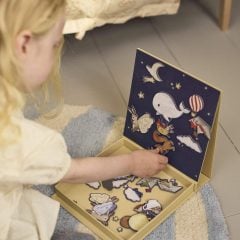 Dziecko układa magnetyczną układankę z ilustracjami nocnego nieba, księżyca, gwiazd i zwierząt leśnych. Filibabba Gra magnetyczna Dreamy Adventurers