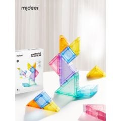 Magnetyczne klocki tangram 3D w różnych kolorach, klepsydra i przykładowa budowla dla dziecka. mideer Magnetyczny tangram 3D z klepsydrą