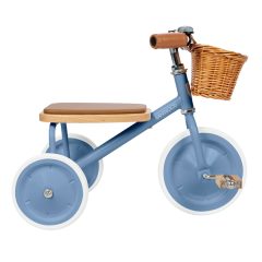 Niebieski rowerek trójkołowy dla dziecka z wiklinowym koszykiem i drewnianym siedziskiem. Banwood Rowerek trójkołowy Trike Blue