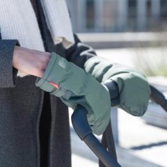 Zielone mufki do wózka dla rodzica, mocowane na rączce wózka, z otworami na dłonie