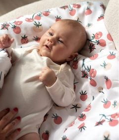 Komplet pościeli dla niemowlaka w białym kolorze z wzorem czerwonych i beżowych pomidorów