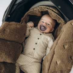 Brązowy śpiworek z miękkim futerkiem dla niemowlaka w gondoli wózka