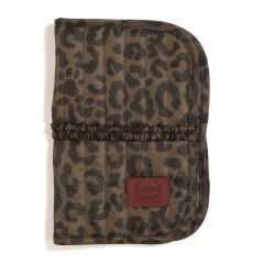 Pikowane brązowe etui na pieluchy z czarnym wzorem w panterkę, z dwiema przegrodami i zapięciem na gumkę
