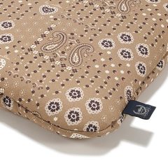 Płaska poduszka do spania dla dziecka w kolorze brązowym, ozdobiona wzorem paisley, kwiatów, gwiazdek i kropek