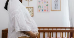 Skurcze łydek w ciąży – dlaczego pojawiają się w nocy i co może pomóc?
