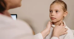 Trzeci migdał u dziecka – objawy przerostu i diagnostyka u laryngologa