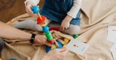 Siła grawitacji – dlaczego przedmioty spadają? Wyjaśniamy dzieciom