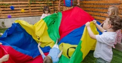 Zabawy z chustą animacyjną – pomysły do przedszkola i na urodziny