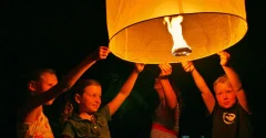 Jak zrobić lampion z papieru? Prosta dekoracja z lampką LED